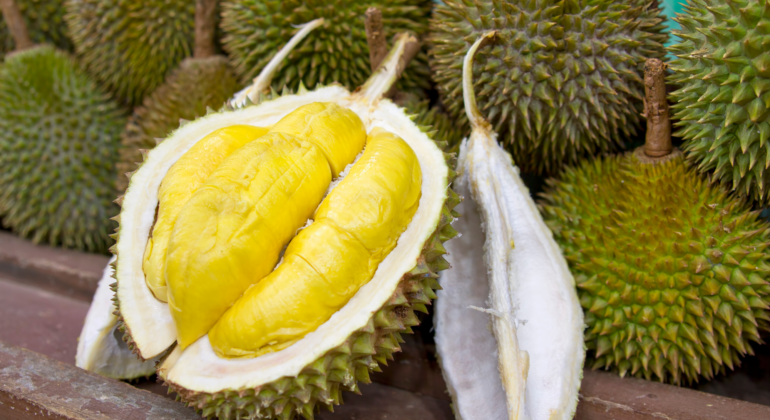 DURIAN: RAJANYA BUAH DENGAN MANFAAT SEGUDANG