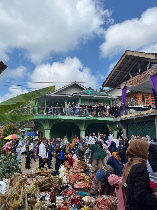 IPB DIGITANI - TANI DAN NELAYAN CENTER IPB UNIVERSITY - KENAL LEBIH DEKAT DENGAN TRADISI UNIK AMPIH PARE DESA DANGIANG YANG TETAP EKSIS DI TENGAH KRISIS 