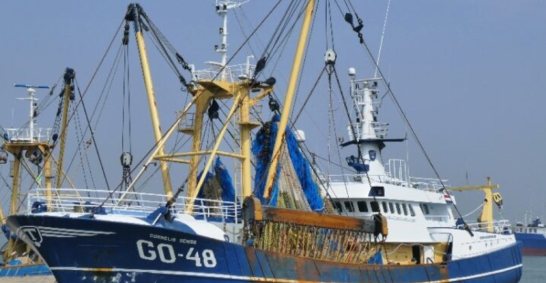 IUU FISHING APAKAH ITU DAN BAGAIMANA DAMPAKNYA BAGI NELAYAN 