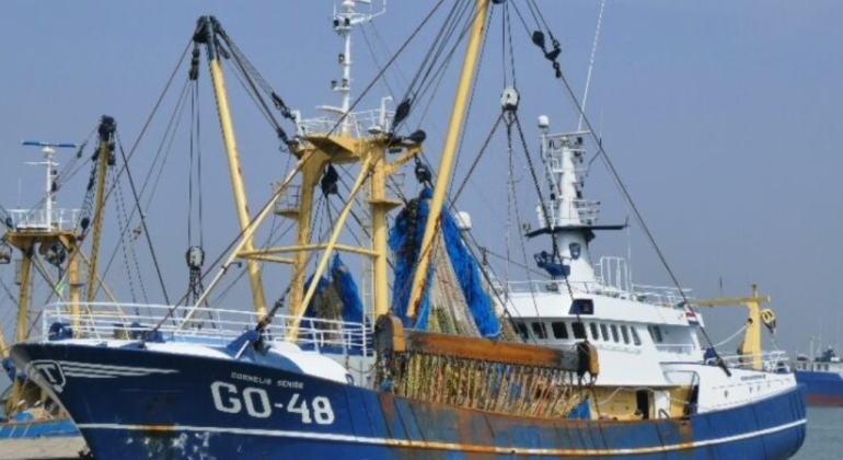 IUU FISHING APAKAH ITU DAN BAGAIMANA DAMPAKNYA BAGI NELAYAN 
