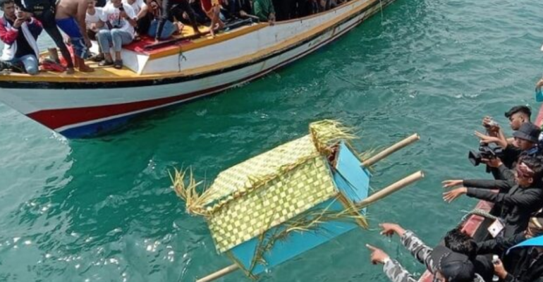 TRADISI SEDEKAH LAUT MASYARAKAT PESISIR PELABUHAN RATU