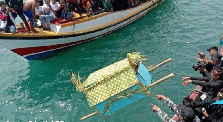 TRADISI SEDEKAH LAUT MASYARAKAT PESISIR PELABUHAN RATU