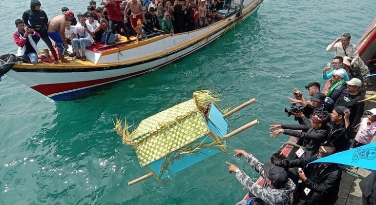 IPB DIGITANI - TANI DAN NELAYAN CENTER IPB UNIVERSITY - FENOMENA SEDEKAH LAUT MASYARAKAT PESISIR PELABUHAN RATU