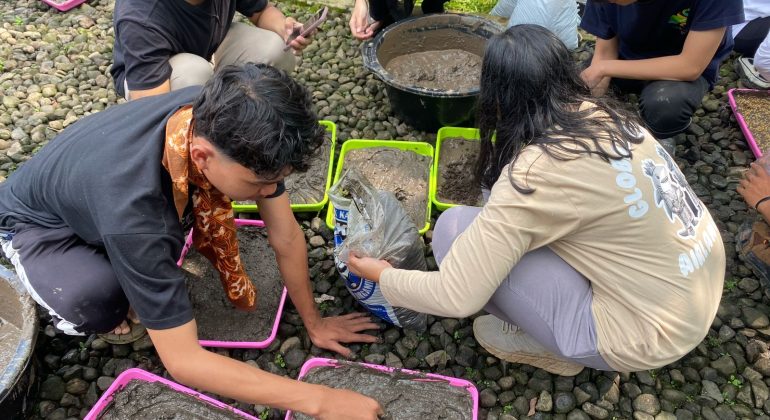 IPB DIGITANI - TANI DAN NELAYAN CENTER IPB UNIVERSITY - CARA SEMAI PADI MENGGUNAKAN NAMPAN: TERNYATA MUDAH!