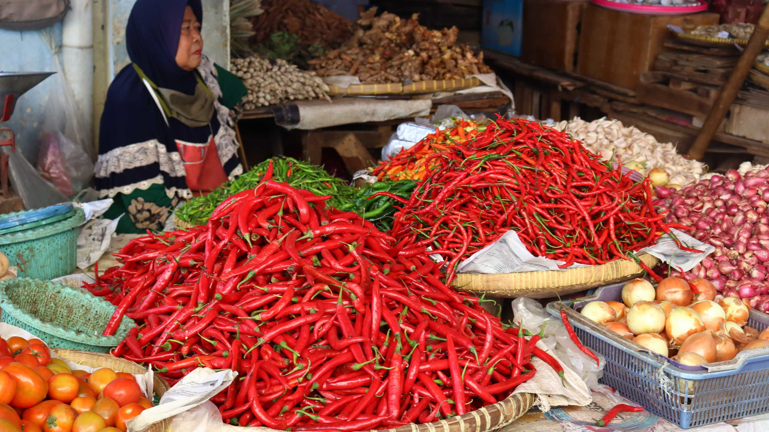 Tumpukan cabai merah segar di pasar tradisional | Foto: Canva