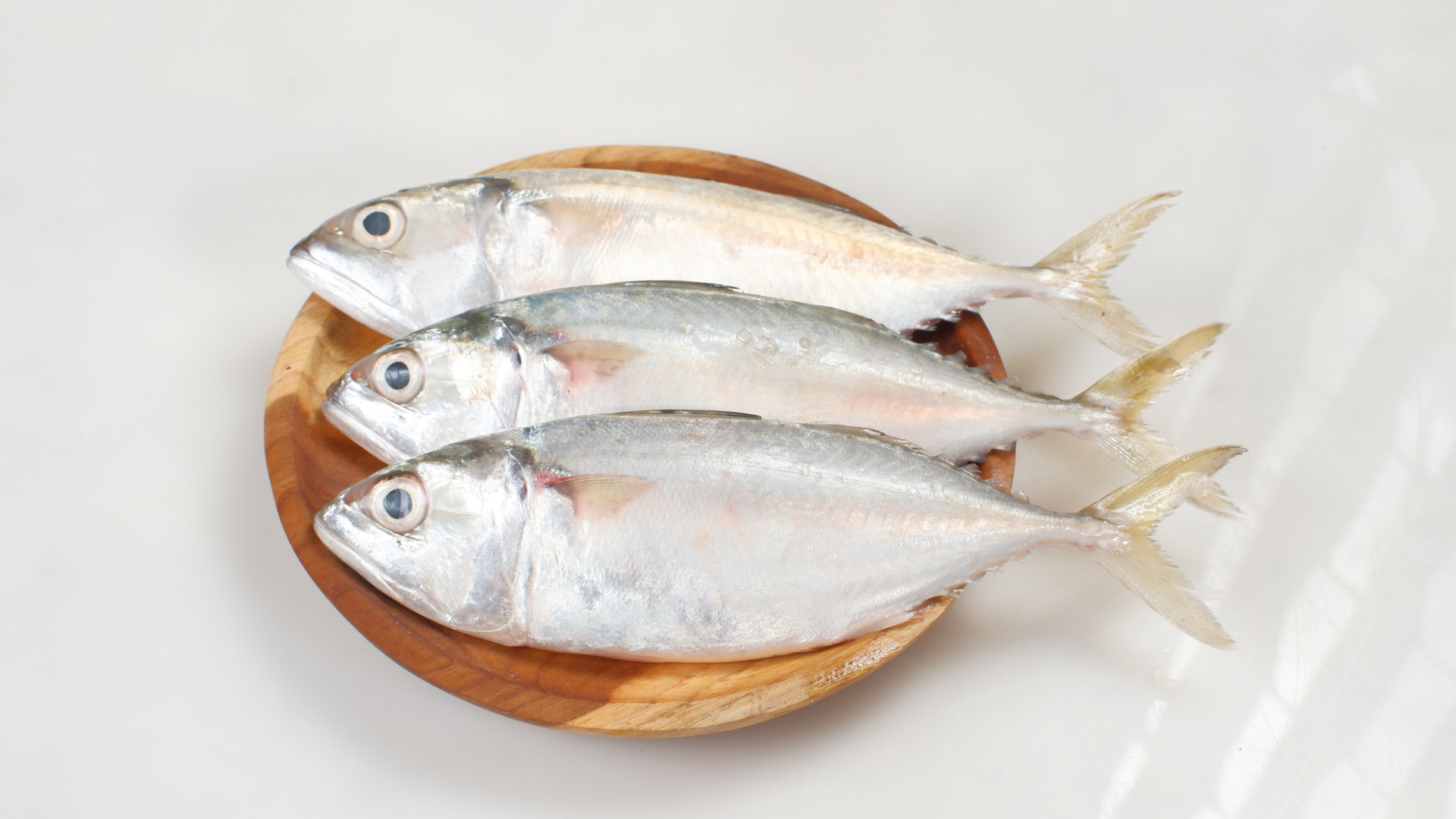 Kesegaran ikan kembung terlihat dari mata yang jernih dan sisik yang masih utuh.