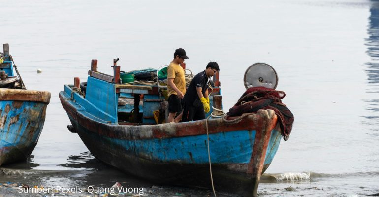 LAUT KAYA, NELAYAN MASIH MELARAT PARADOKS PERIKANAN TANGKAP INDONESIA