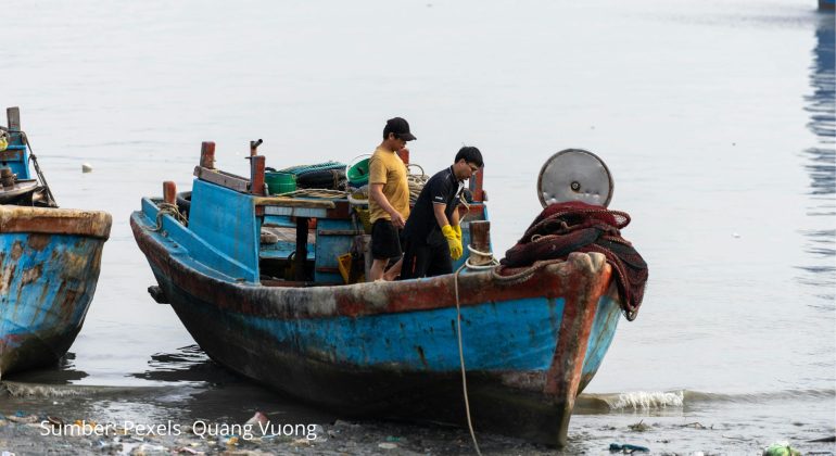 LAUT KAYA, NELAYAN MASIH MELARAT PARADOKS PERIKANAN TANGKAP INDONESIA