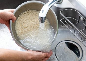AIR CUCIAN BERAS: LIMBAH DAPUR YANG MEMILIKI MANFAAT BAGI TANAMAN