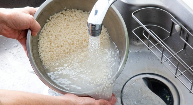 AIR CUCIAN BERAS LIMBAH DAPUR YANG KAYA MANFAAT BAGI TANAMAN